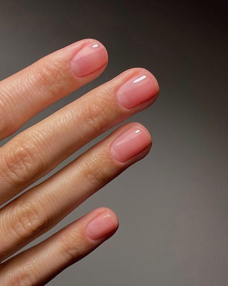 Das 'soap nails' às decorações minimalistas, especialista revela os dois estilos de manicure do momento