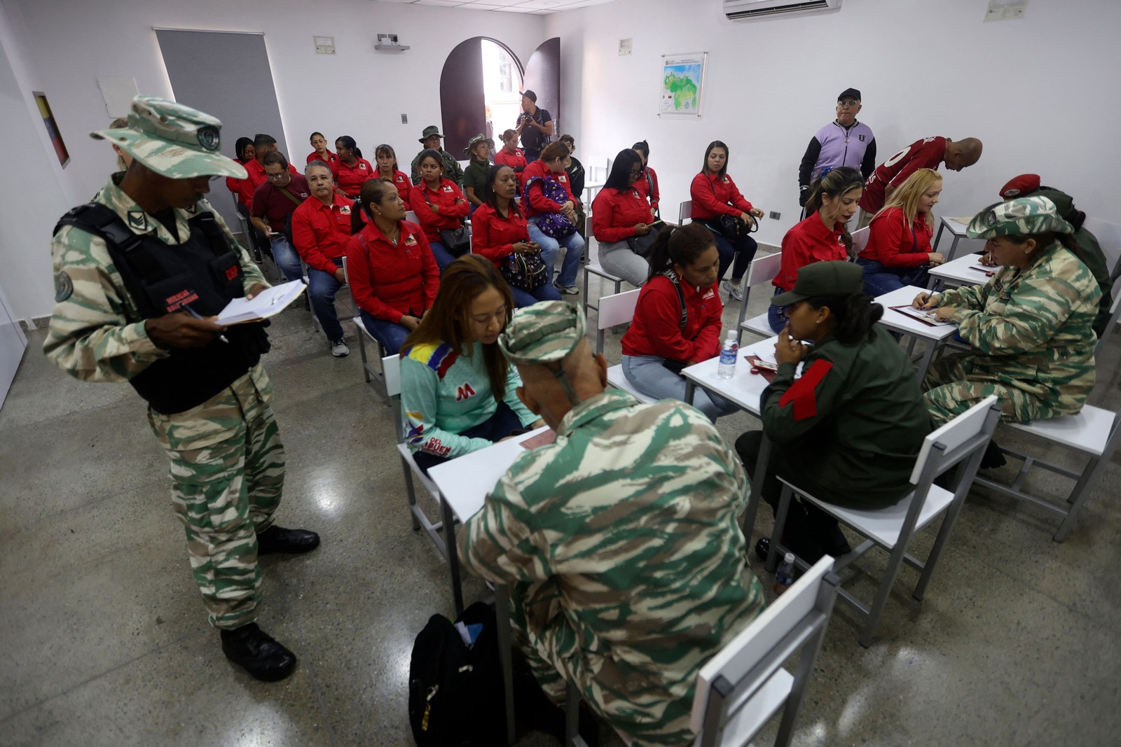 País tinha 343 mil militares em 2020, atrás apenas de Brasil e Colômbia na América do Sul — Foto: Pedro Mattey/AFP