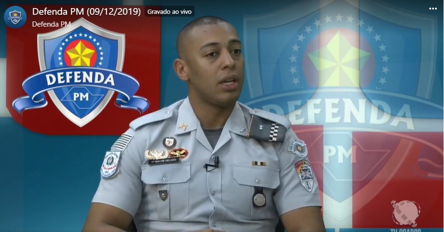 Reprodução de vídeo em que policial militar Henrique Otávio Oliveira Velozo fala sobre curso contra a violência