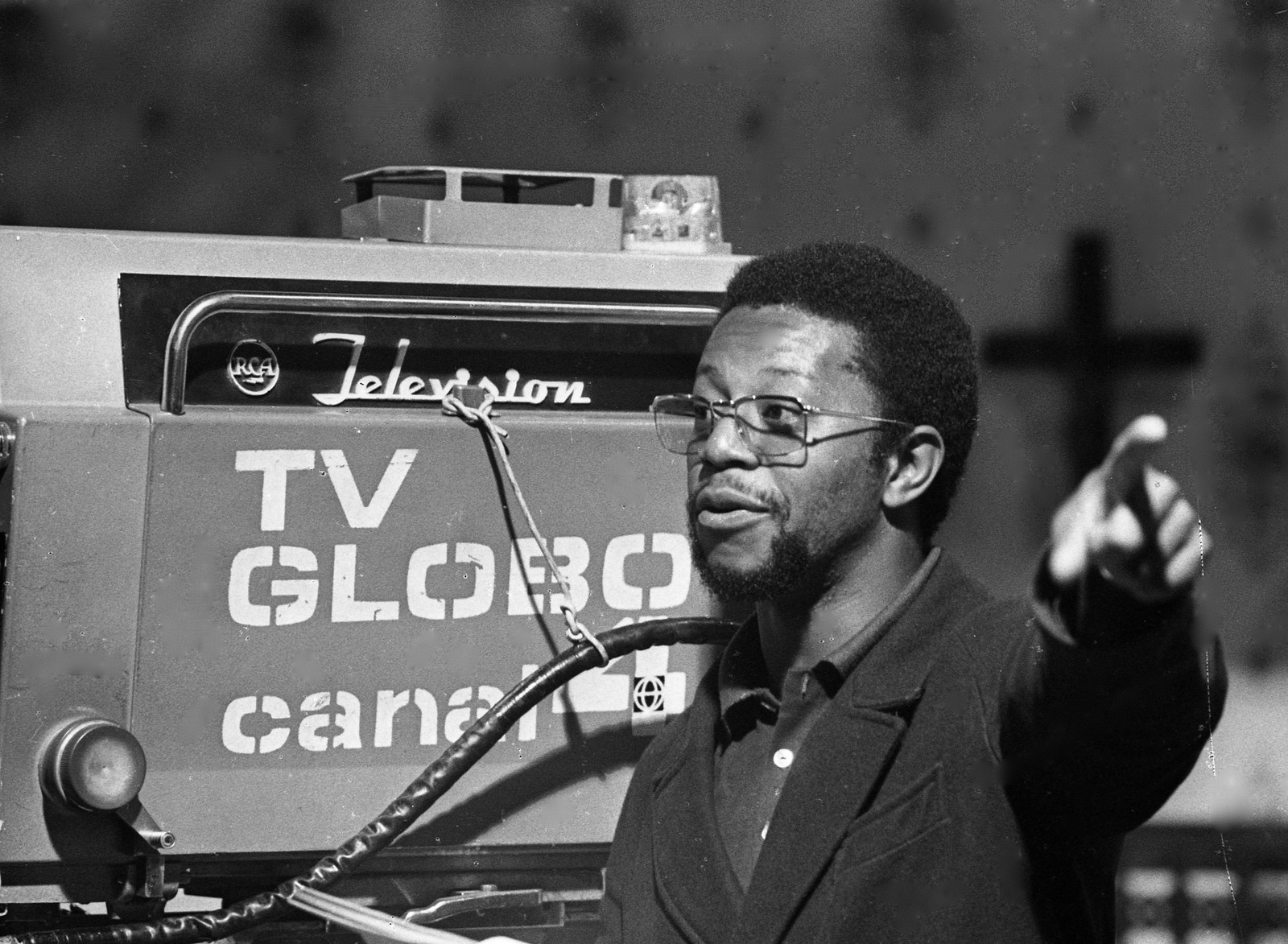 Milton Gonçalves no set de filmagem da TV Globo, na década de 1970 — Foto: Rubens Seixas / Agência O Globo