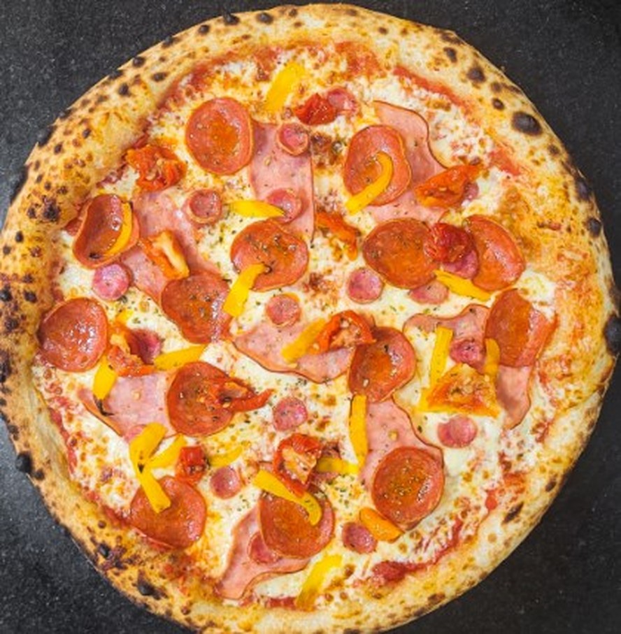 A pizza de calabresa é uma das mais pedidas na Vero Napoli