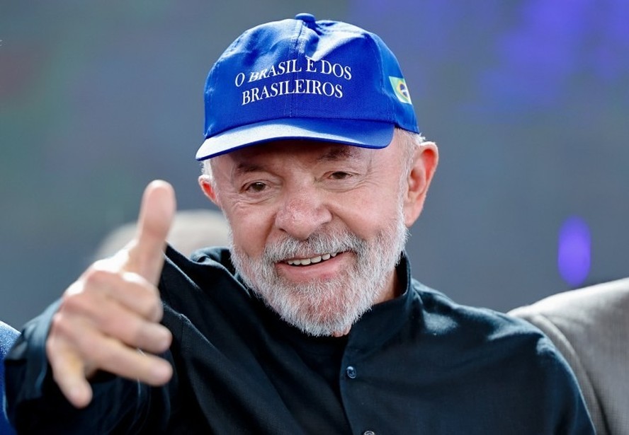 Lula com boné O Brasil é dos brasileiros