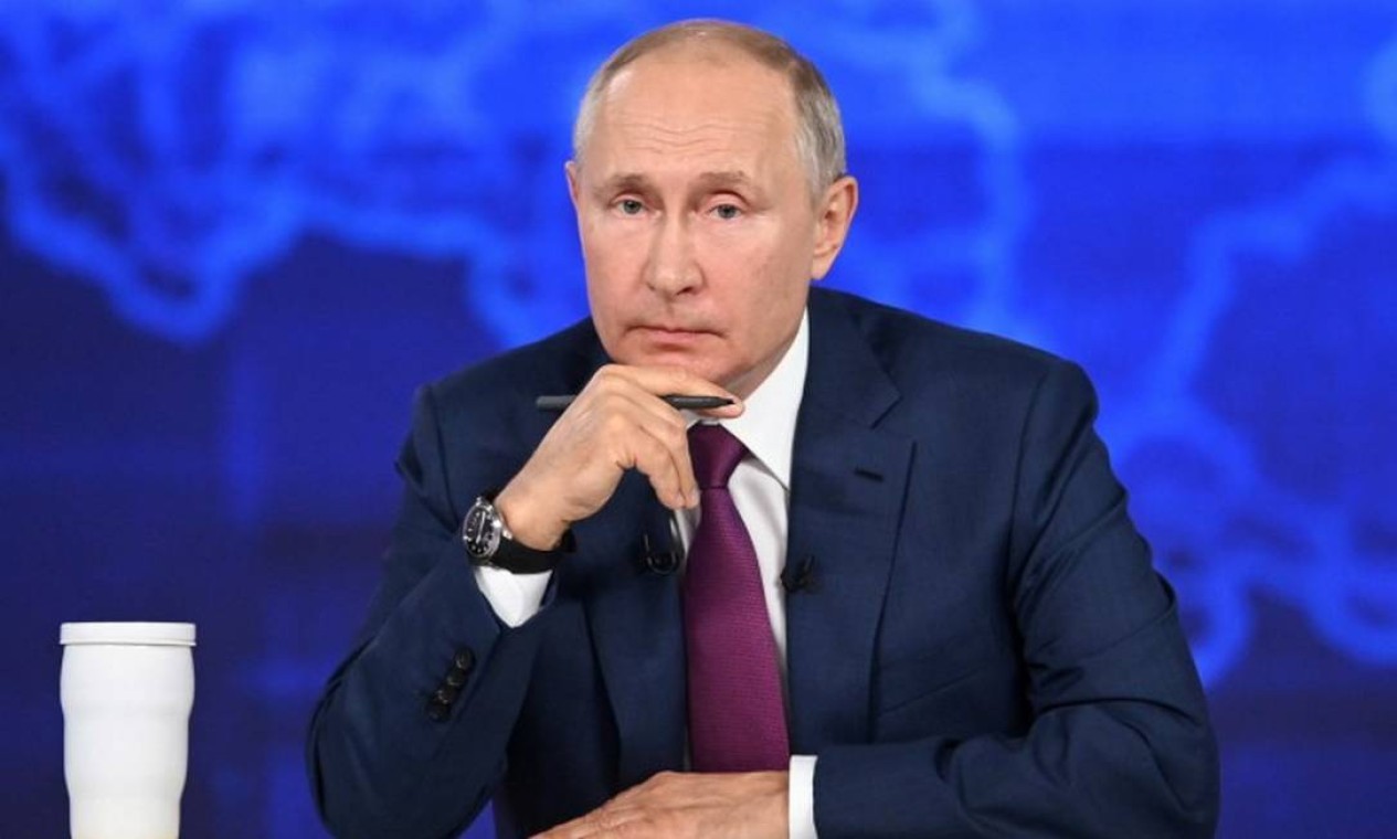Presidente da Rússia, Vladimir Putin, divulgou a informação de que se vacinou, mas não revelou qual das três vacinas russas recebeu — Foto: SPUTNIK / via REUTERS