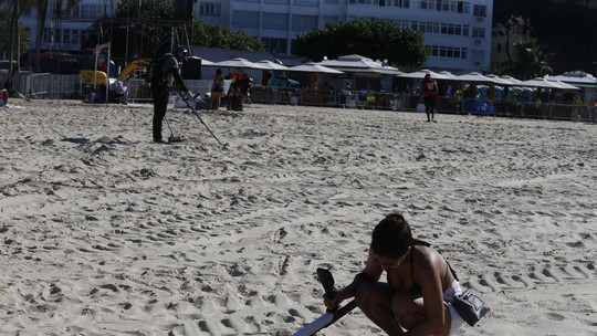 Em busca de tesouros: deteccionistas de metais garimpam Praia de Copacabana após show de Madonna