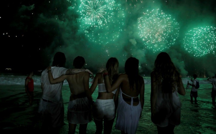 Grupo celebra na praia de Copacabana. Parte da queima de fogos foi dedicada à rainha do rock, Rita Lee. Foto de Gabriel de Paiva