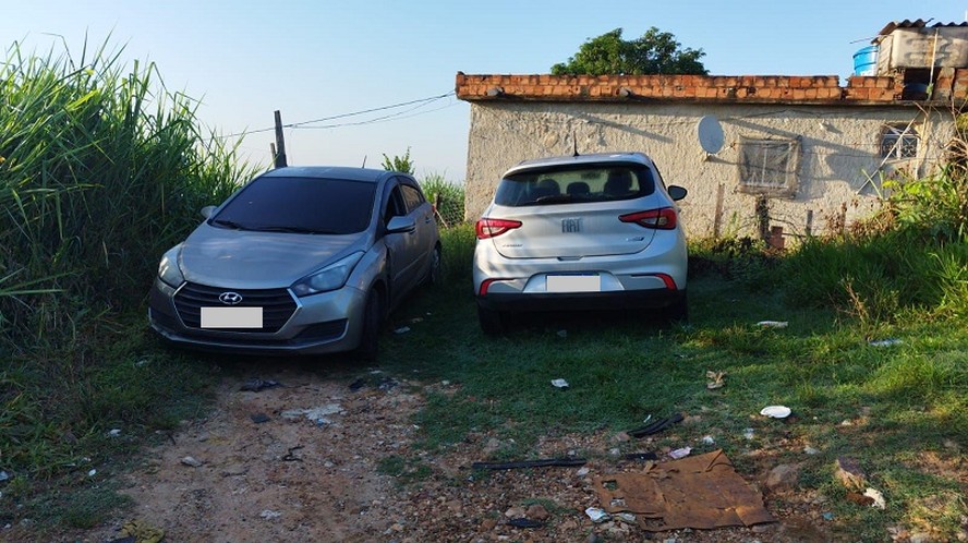 Carros roubados apreendidos em operação no Complexo da Mangueirinha