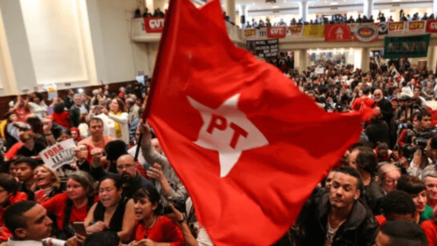 Bandeira e militantes do PT