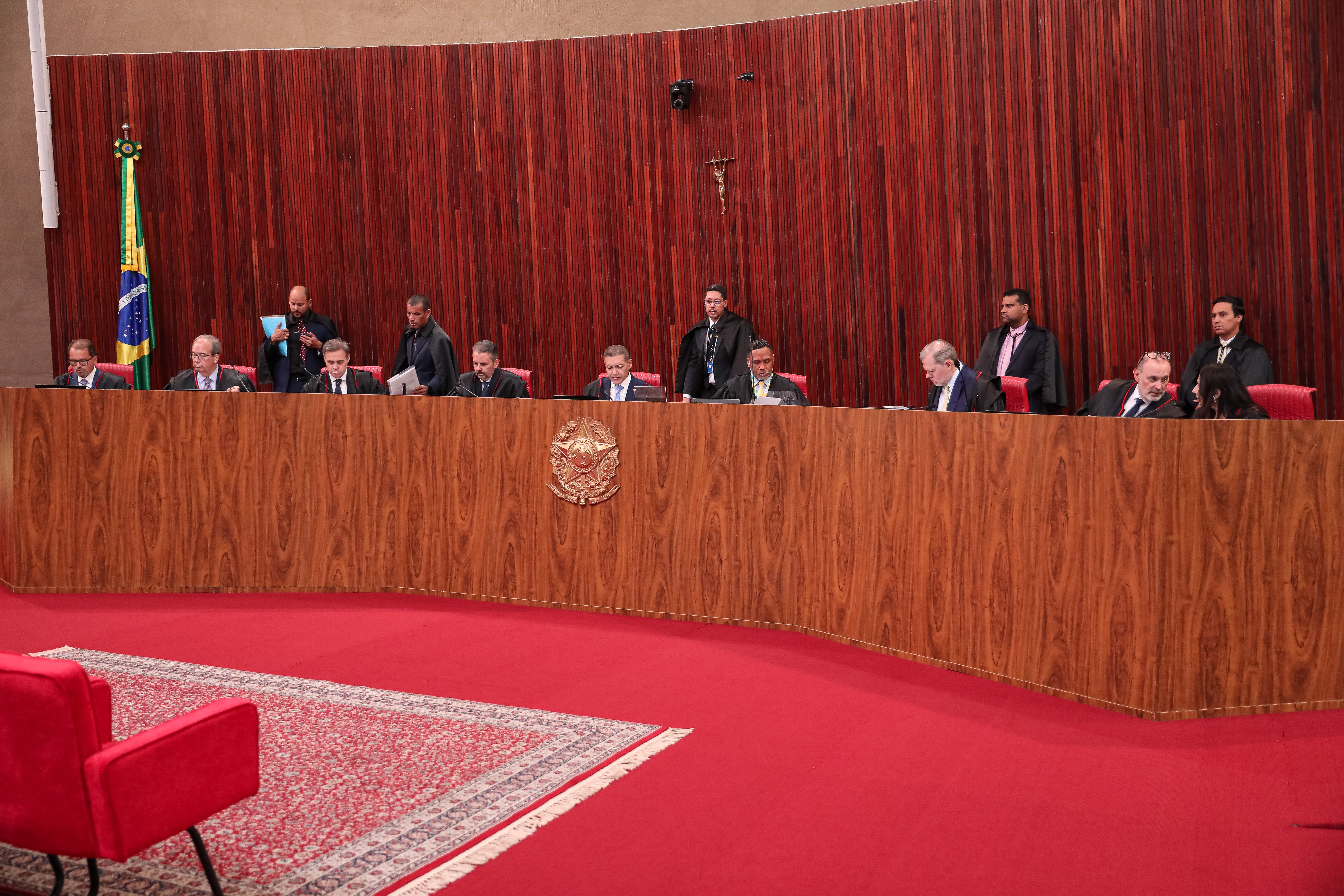 Ministros do STF e advogados criticam sessões 'a jato' e estratégia de esvaziar julgamentos presenciais no TSE