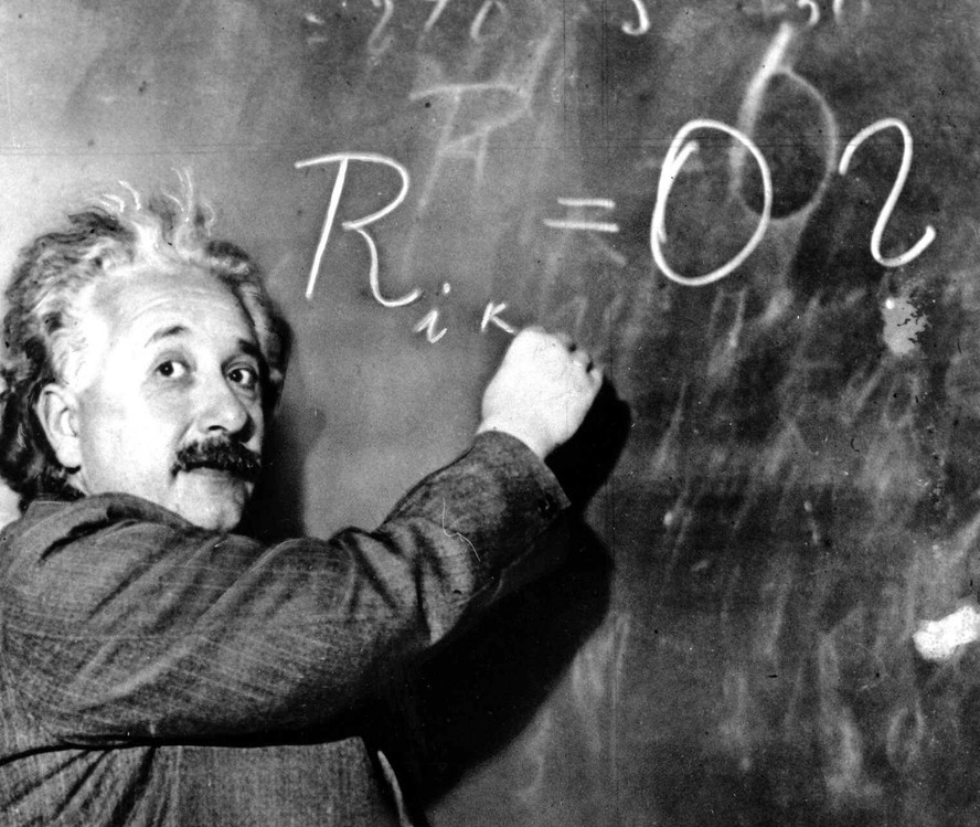 Albert Einstein escreve uma equação sobre a densidade da Via Láctea