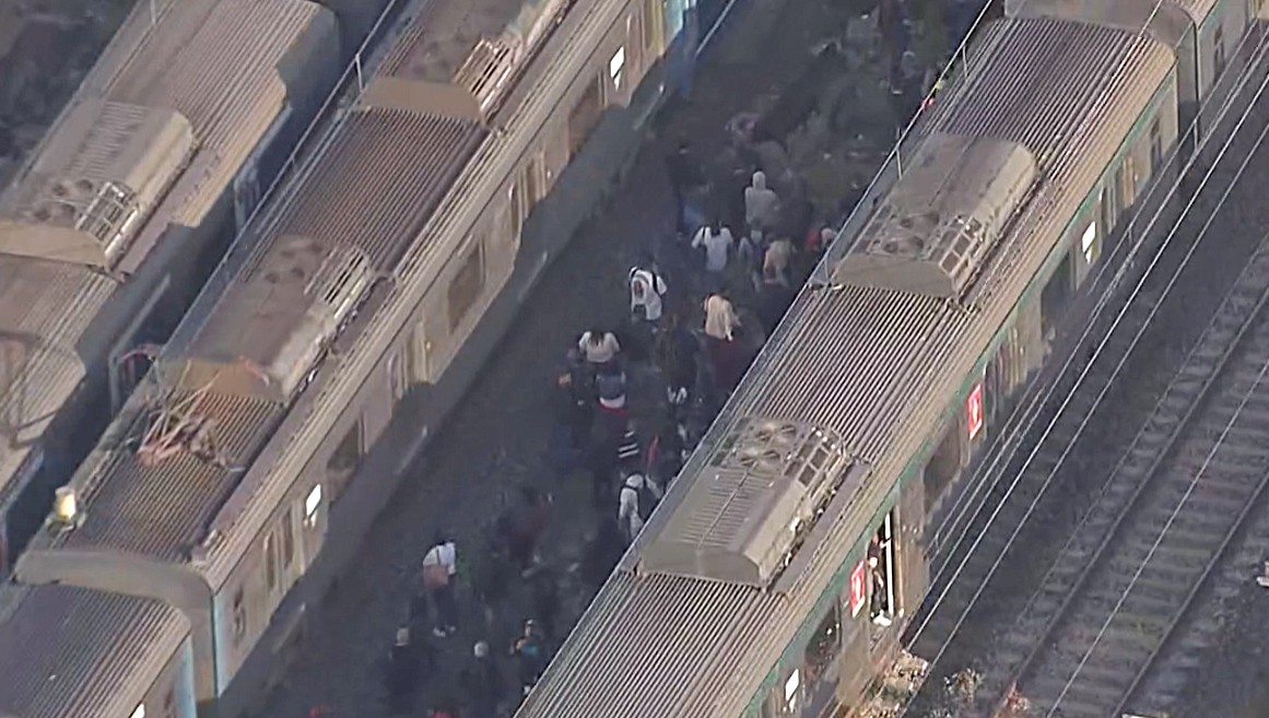 Passageiros desembarcam de trem em Marechal Hermes após acid