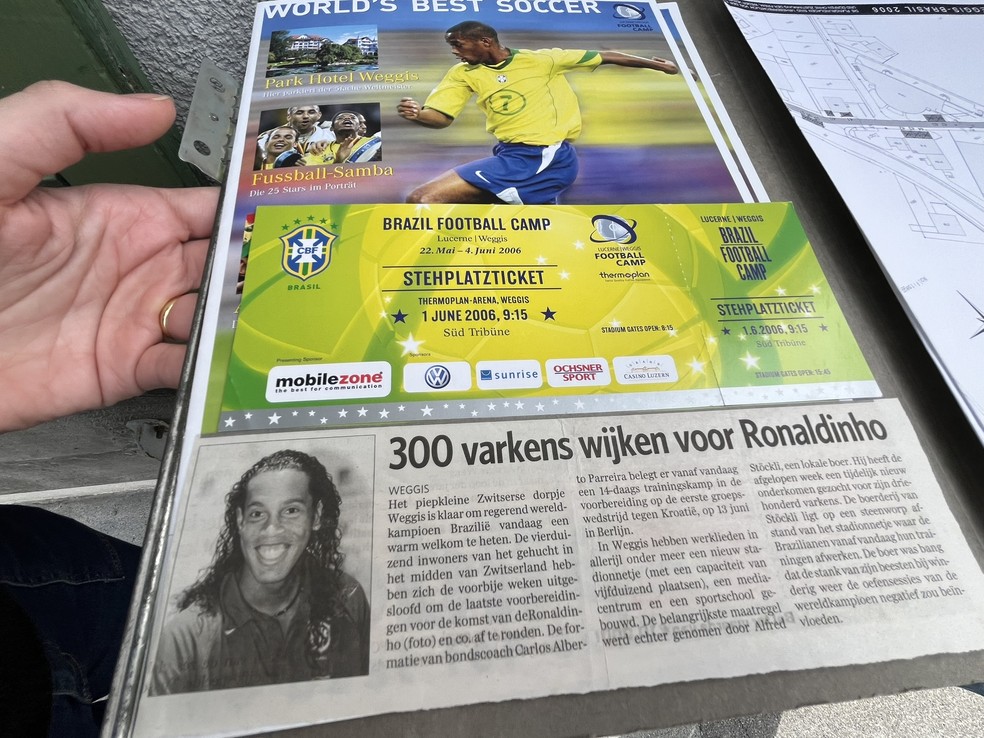 Revistas e jornais da época da passagem da seleção brasileira por Weggis — Foto: Felipe Siqueira
