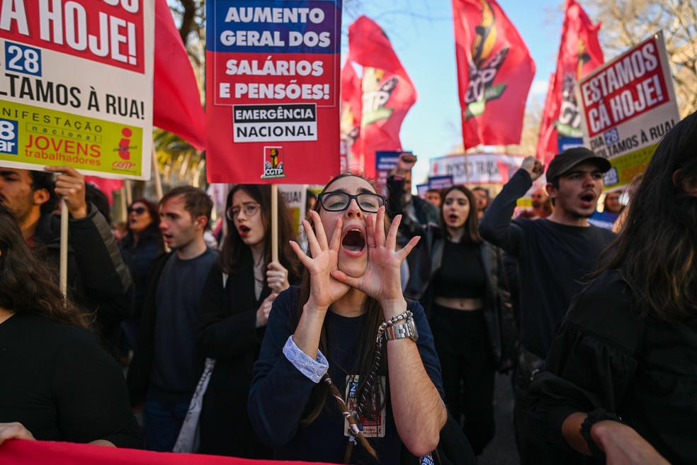 Um protesto contra o aumento do custo de vida em Lisboa em 2023 — Foto: Zed Jameson/Bloomberg