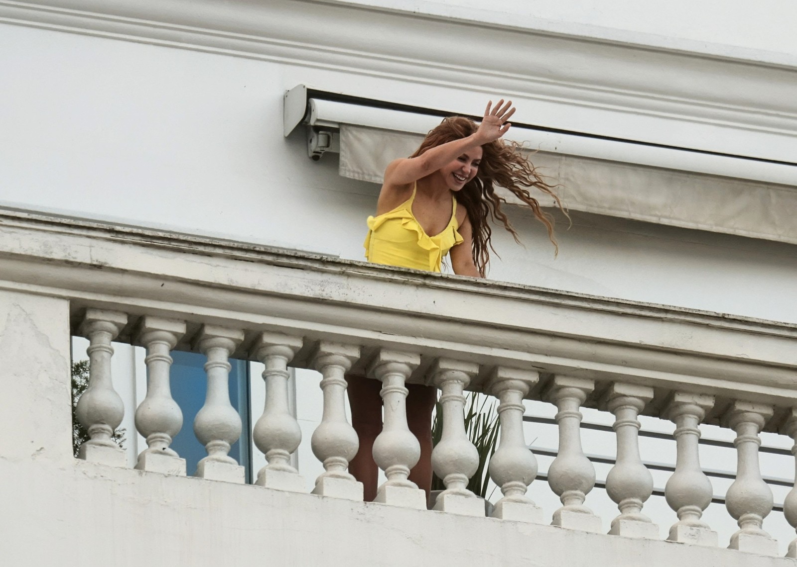 Shakira aparece em sacada do Copacabana Palace — Foto: Fabiano Rocha / Agência O Globo