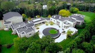 Mansão de Michael Jordan tem nove quartos, 15 banheiros, quadra de basquete personalizada, campo de golfe e piscina com borda infinita — Foto: Reprodução