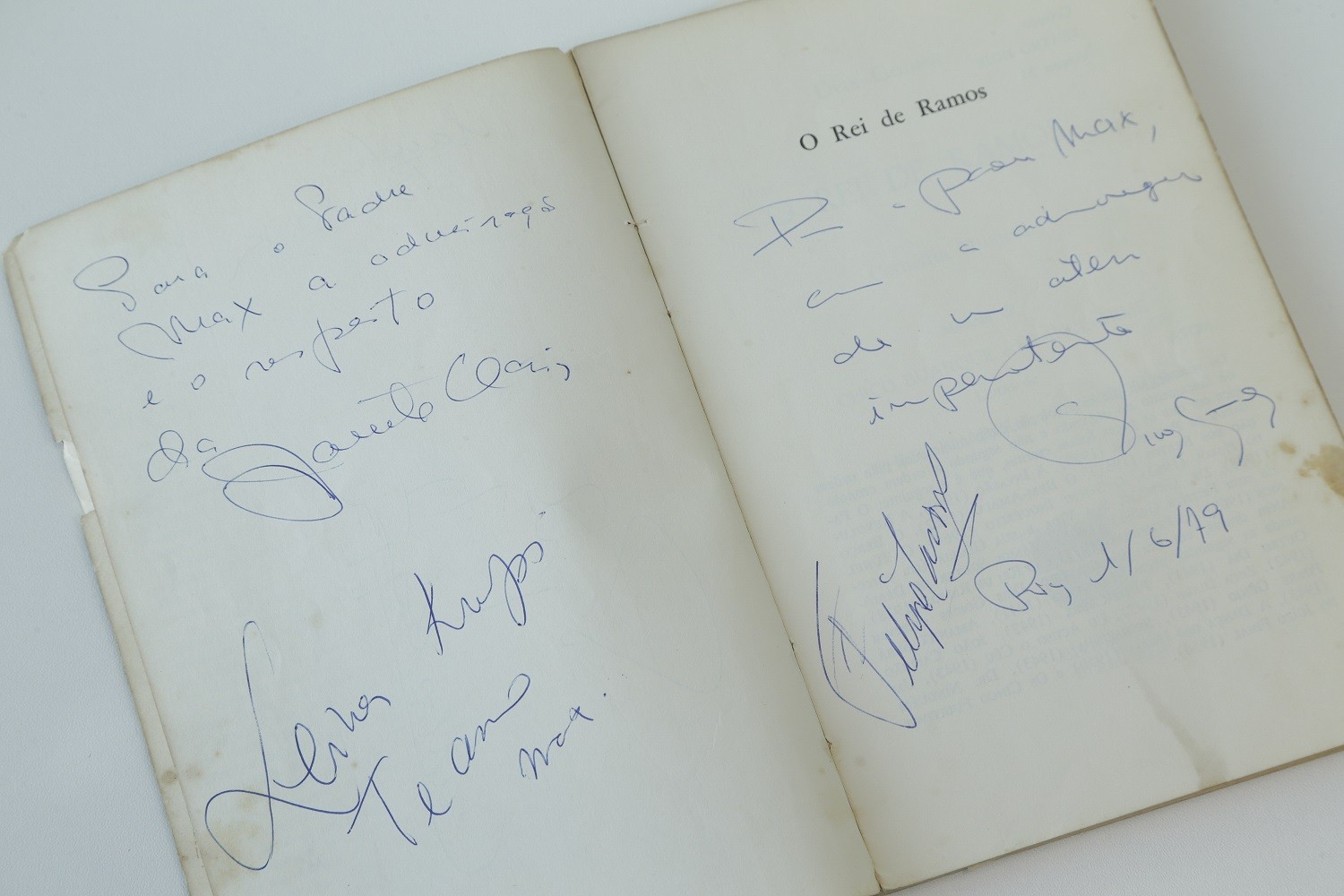 Um raro autógrafo de Janete Clair em livro do seu marido Dias Gomes: para o padre Max — Foto: Roberto Moreira