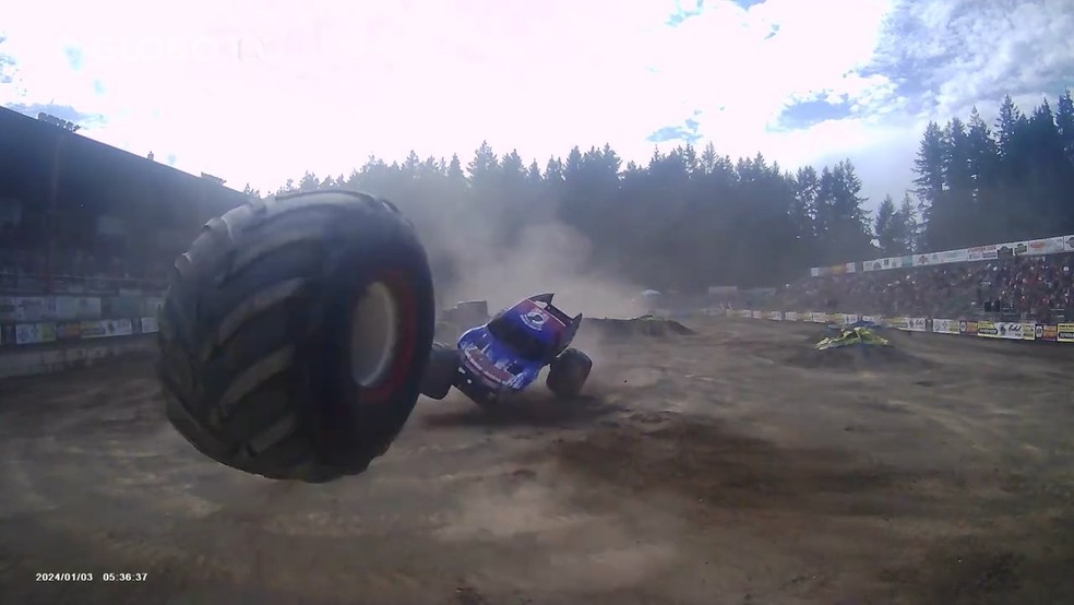Pneu gigante de caminhão monstro se solta durante apresentação e destrói carros nos EUA; veja vídeo — Foto: Reprodução