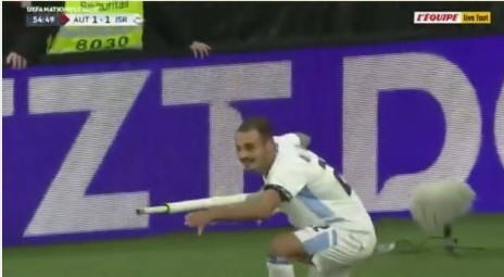 Jogador israelense é expulso por comemorar gol simulando um fuzil