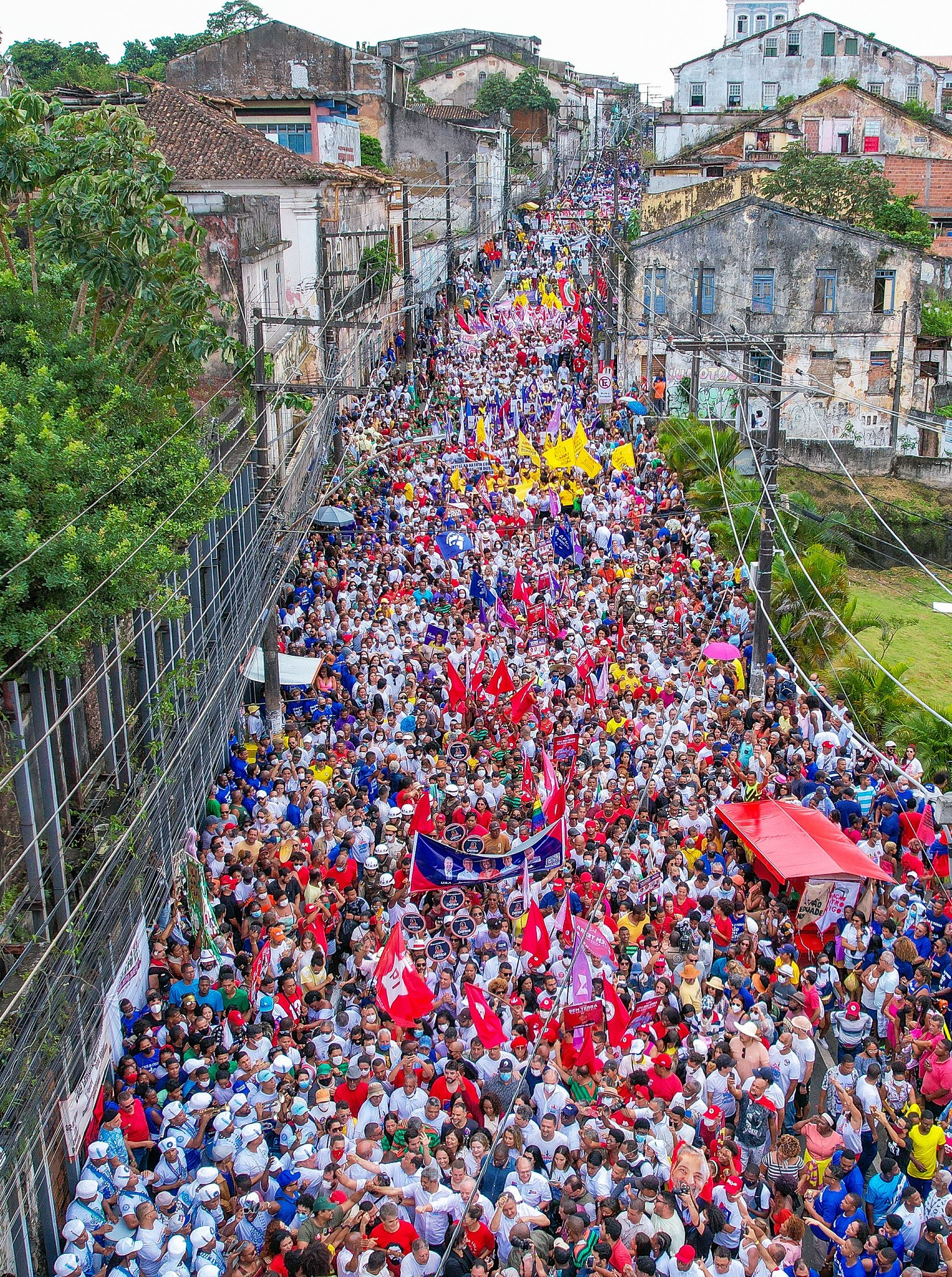 No mesmo dia, campanha de Lula divulgou caminhada em Salvador junto a dezenas de pessoas - Foto: R. Stuckert/Divulgação