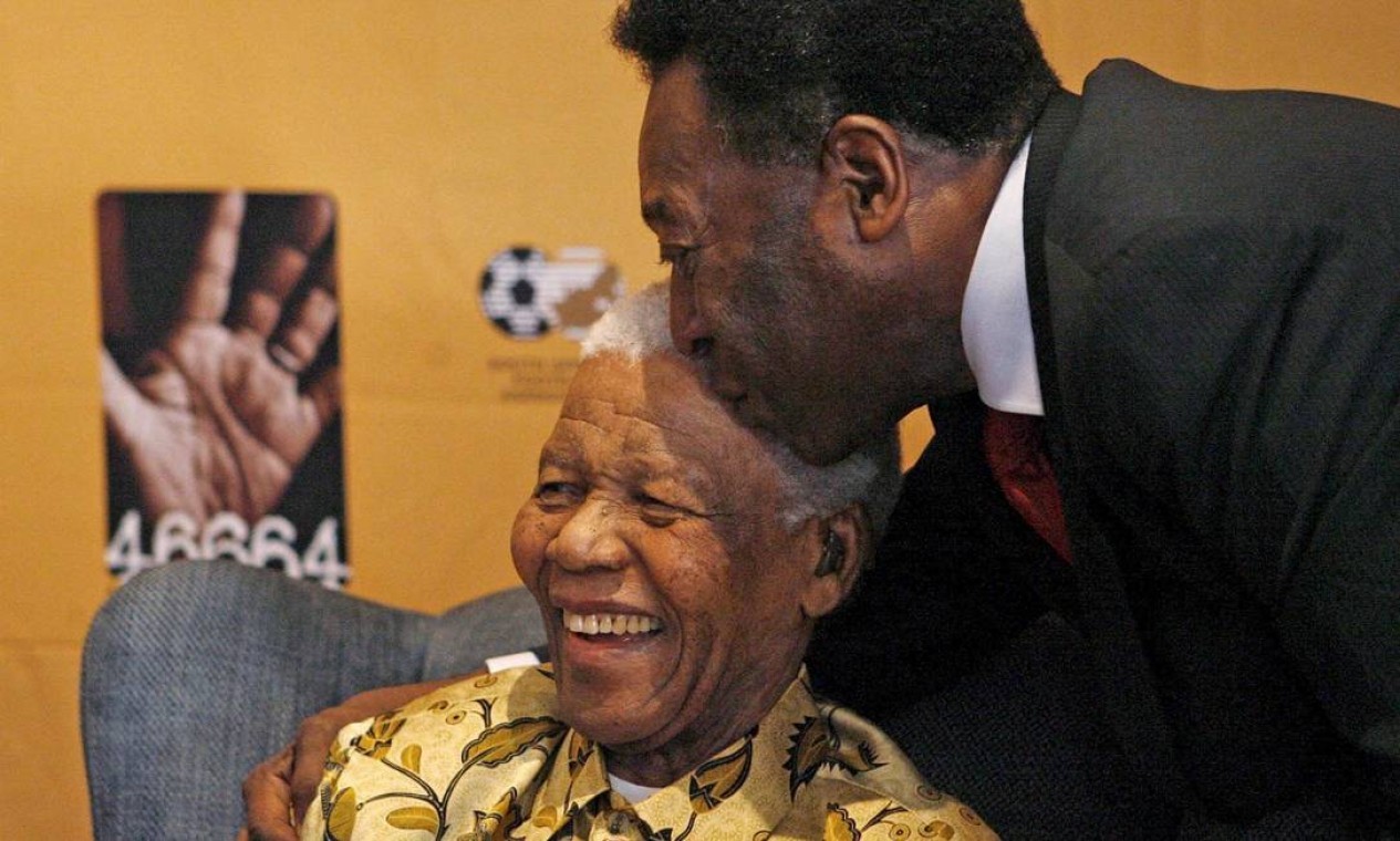 Encontro de dois ícones negros. Pelé e Nelson Mandela durante ato em homenagem aos 89 anos do líder sul-africano, em Johannesburgo, 2007  — Foto: Chris Ricco / EFE