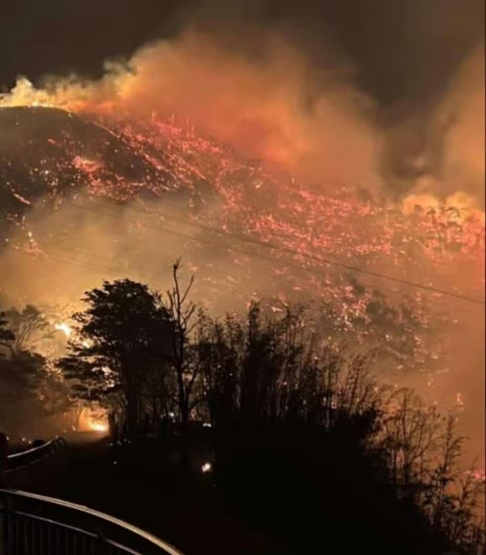 Incêndio florestal de grande dimensão atinge a Serra da Beleza, em Valença — Foto: Thiago Moreira/Divulgação