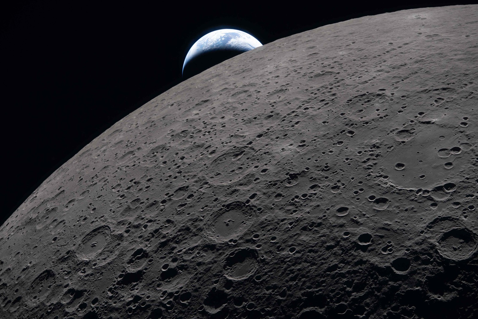 Terra se pondo sobre a borda da Lua, vista da espaçonave Orion — Foto: NASA / AFP