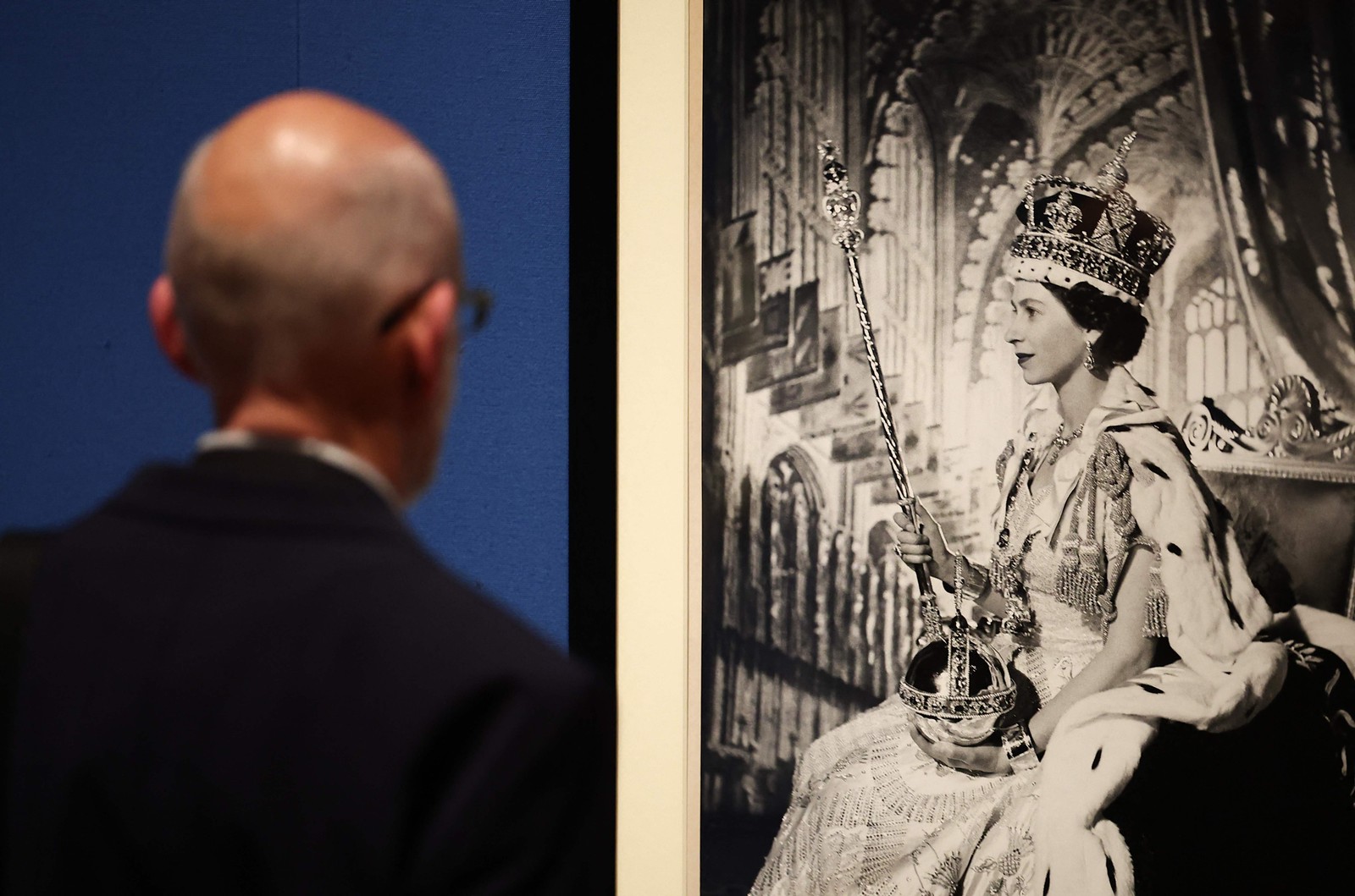 Foto da rainha Elizabeth II na exposição — Foto: AFP