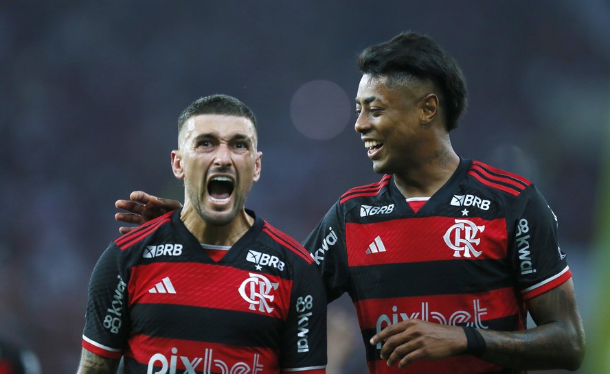 Arrascaeta e Bruno Henrique comemoram gol do Flamengo contra o Bahia