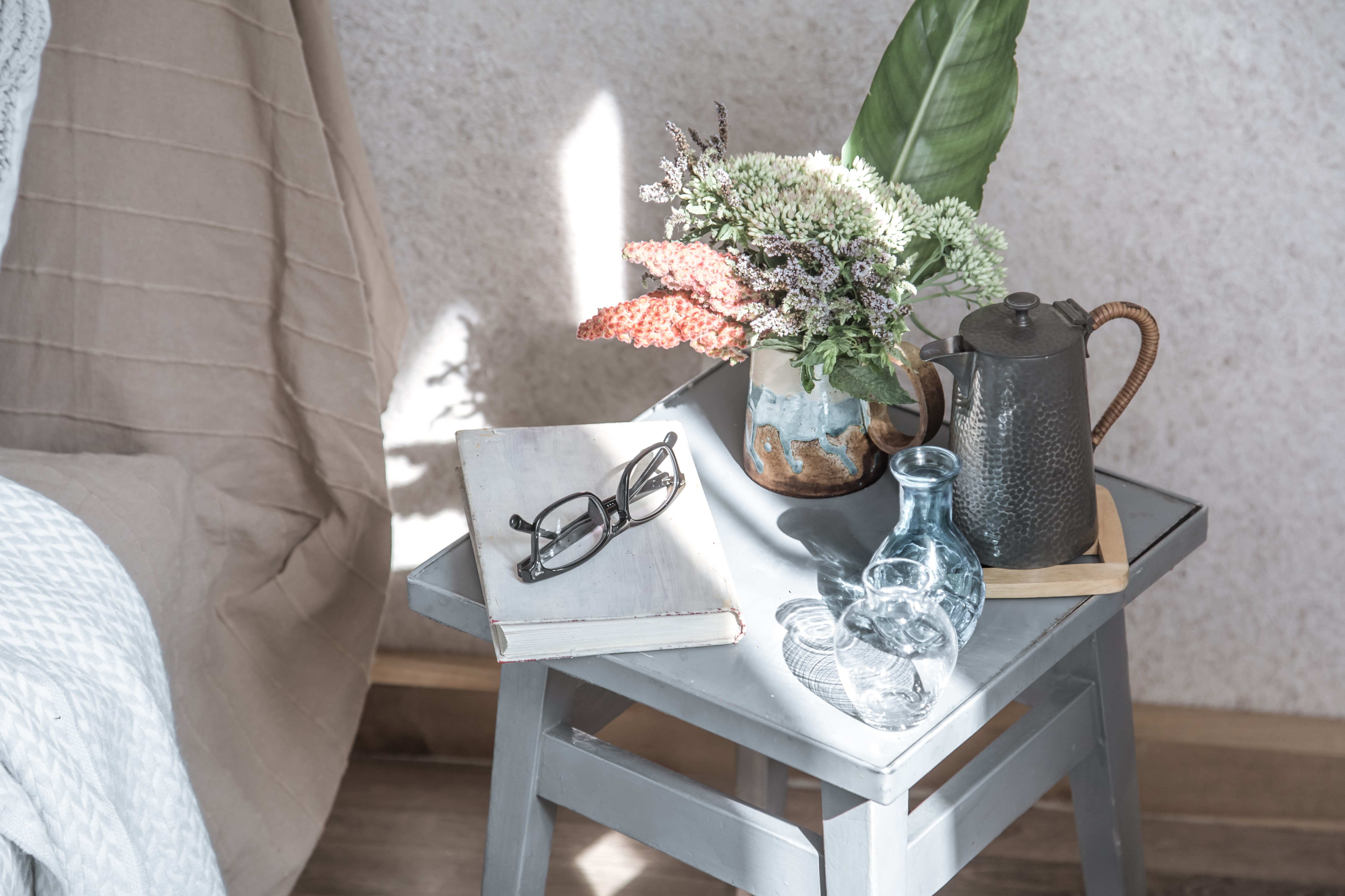 Junta muita coisa na mesa de cabeceira? Saiba o que isso significa segundo o feng shui