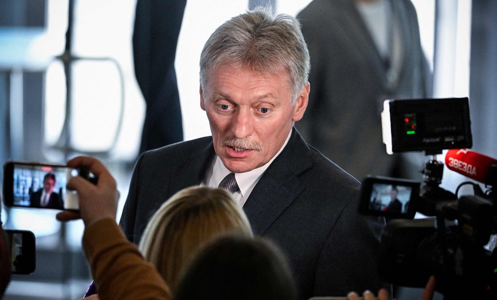 Porta-voz do Kremlin, Dmitry Peskov, fala à mídia nos bastidores de congresso industriais e empreendedores em Moscou — Foto: Alexander NEMENOV / AFP
