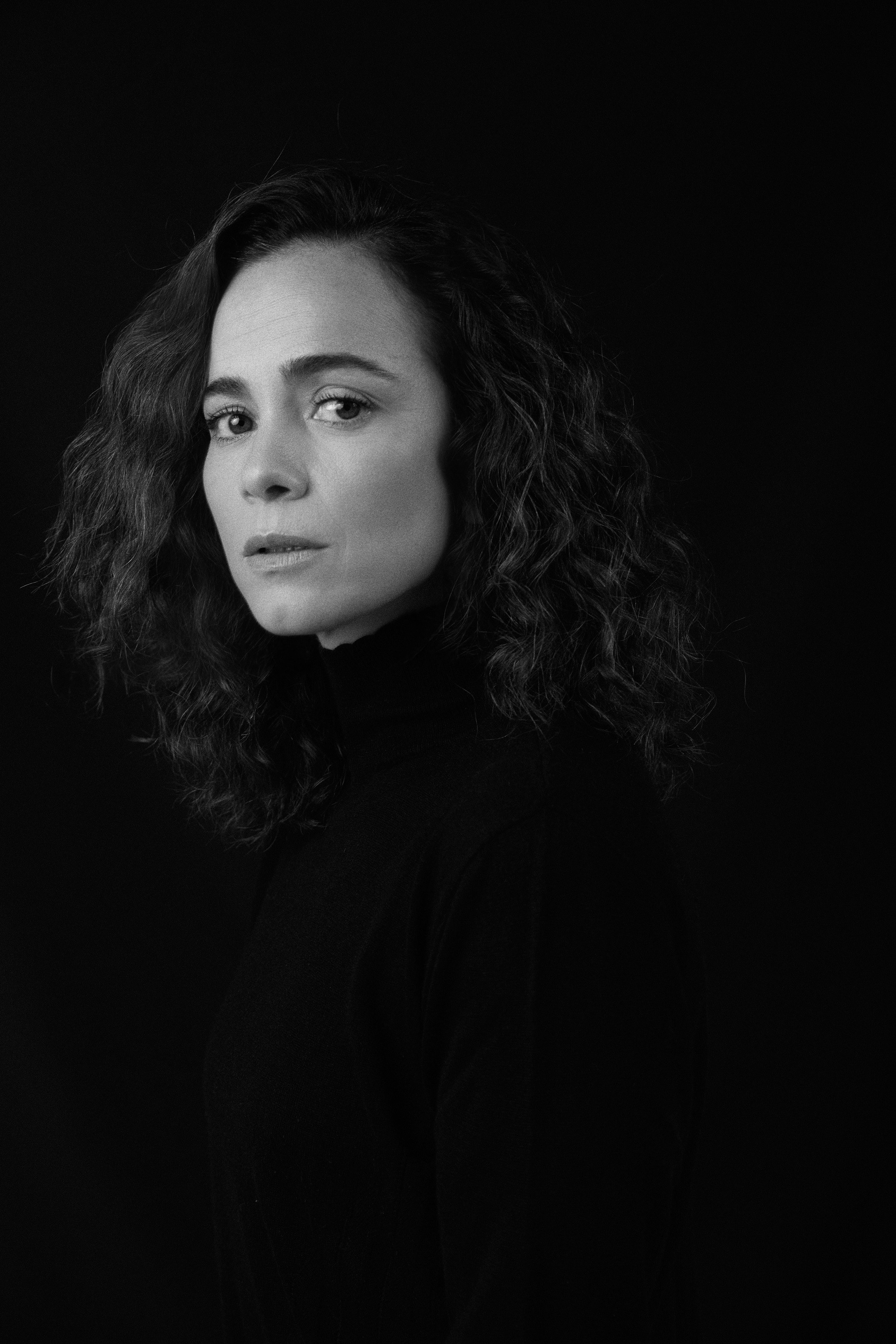 Alice Braga sobre sexualidade: 'Me sentia pressionada a dizer se era bi, gay ou hétero quando nem eu sabia'