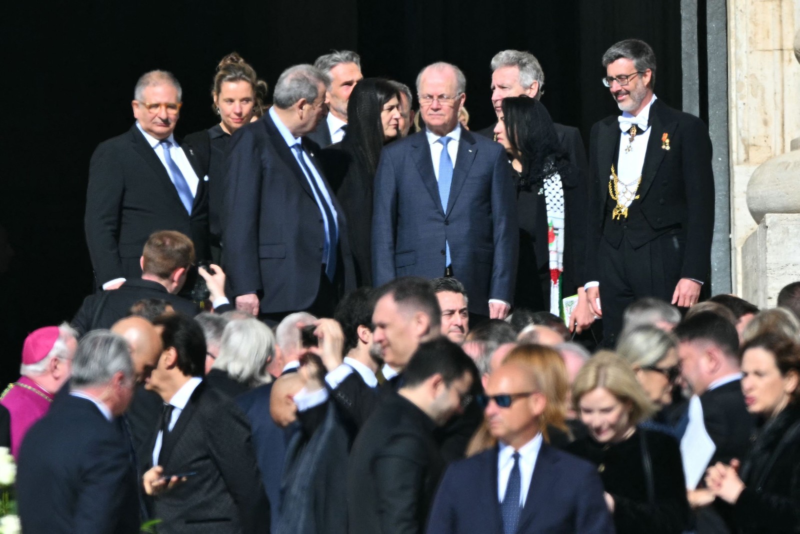 Rei Carl XVI Gustaf da Suécia chega para o funeral do papa Francisco, no Vaticano — Foto: Andreas SOLARO / AFP