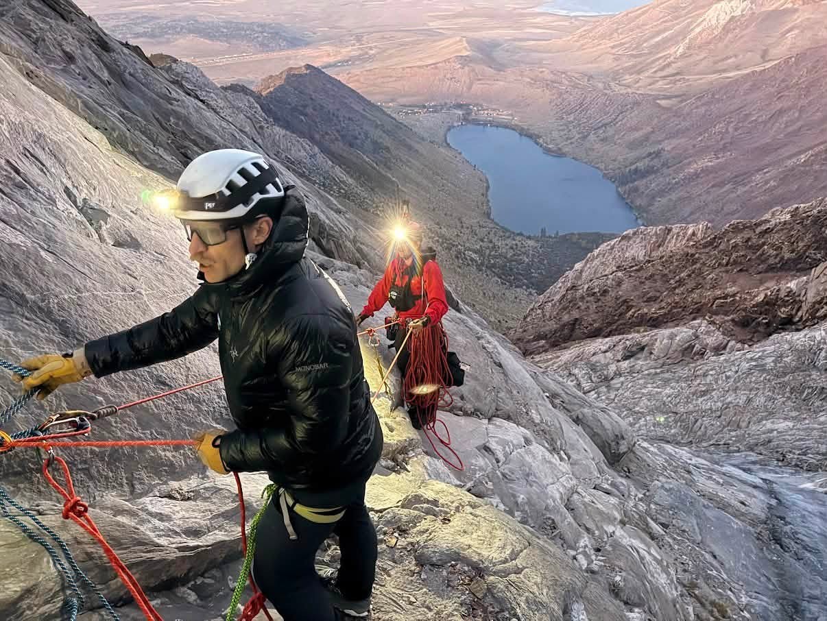 ‘Um movimento errado e eu morro’: alpinista passa mais de nove horas preso em montanha na Califórnia - QTU Questões do Universo