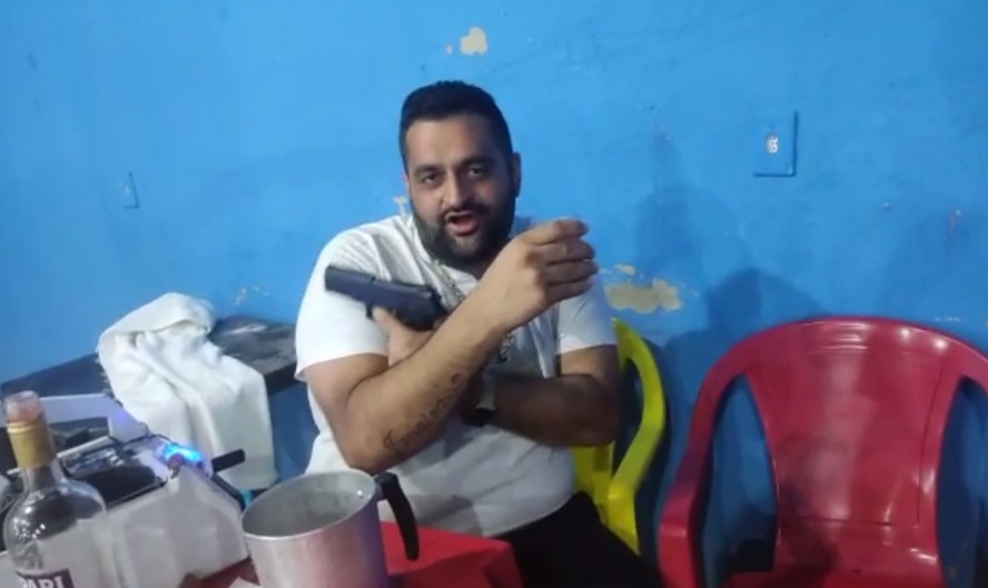 Sogro de cigana morta na Bahia, Júnior Alves faz vídeo exibindo arma