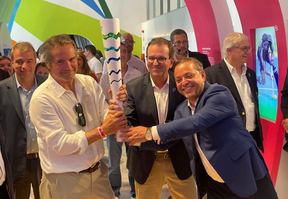Neven Ilic, presidente da Panam Sports, e os prefeitos do Rio e de Niterói, Eduardo Paes, em visita ao Parque Olímpico, na Barra da Tijuca — Foto: Marcelo Piu/Prefeitura do Rio