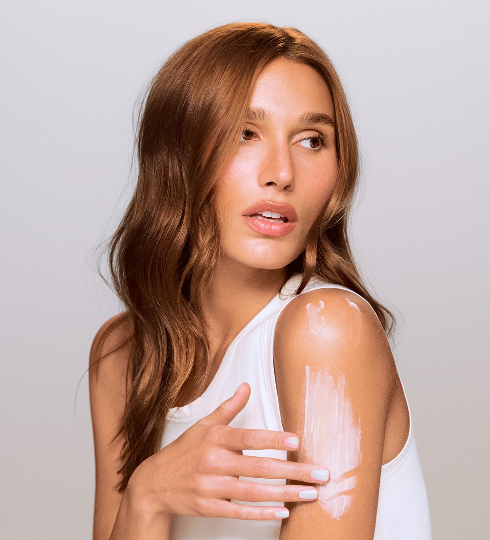 Sasha Meneghel diz que durante a semana sua rotina de cuidados precisa ser prática, mas nos finais de semana, ela gosta de fazê-la com calma — Foto: Divulgação/ Mantecorp Skincare