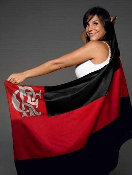 Ivete posa com bandeira do Flamengo. A rainha do axé é torcedora do Vitória da Bahia e se apaixonou pelo time carioca que ostenta as mesmas cores na bandeira — Foto: Divulgação