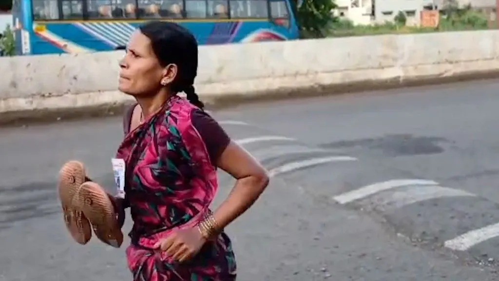 Mulher corre 3 km descalça para conseguir prêmio de R$ 160 e ajudar nos estudos das filhas na Índia, e história viraliza