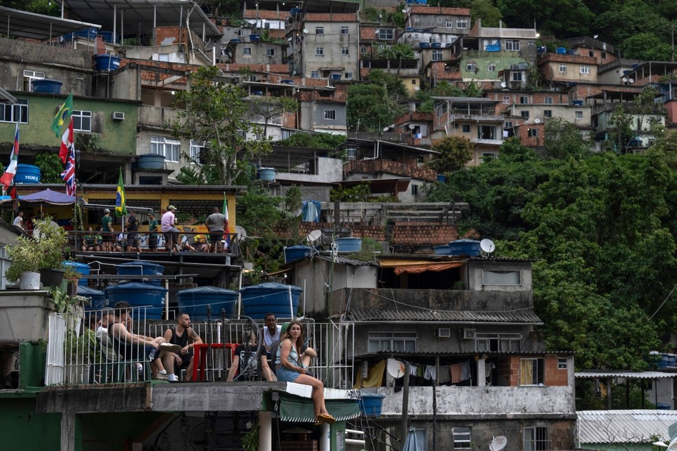 Atração turística ou romantização da pobreza? Vídeos virais com drones na Rocinha geram debate sobre visão 'exótica' das favelas — Foto: Pablo Porciúncula/AFP