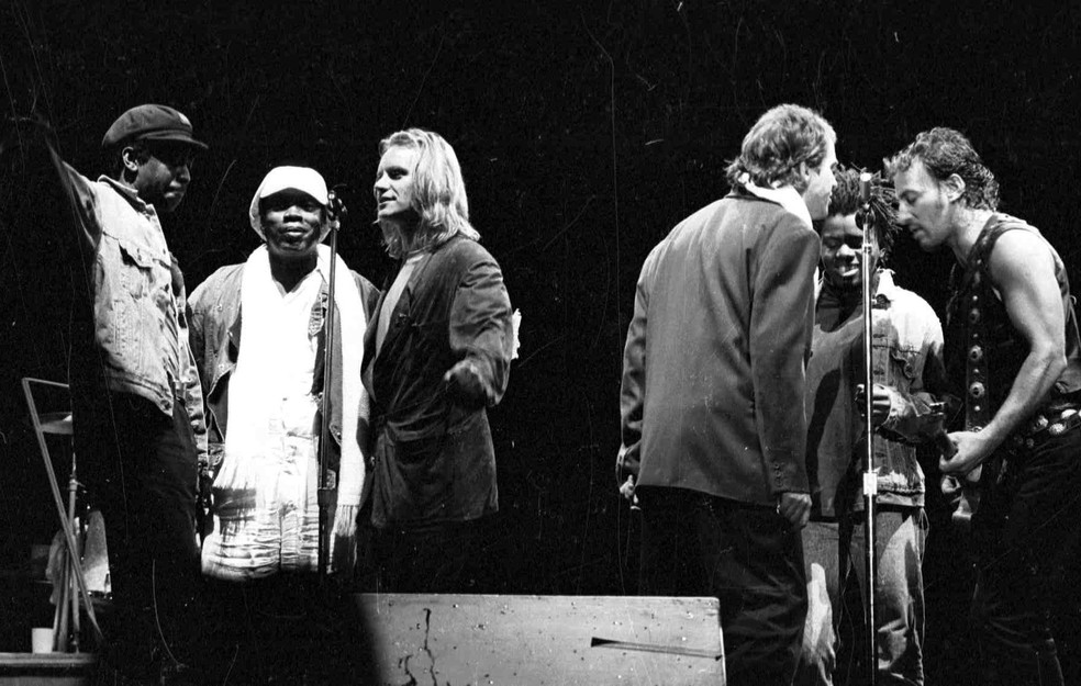 A cantora Tracy Chapman, entre astros como Sting, Milton Nacimento, Youssou N'Dour, Peter Gabriel e Bruce Springsteen, no show da Anistia Internacional, em 1988, em São Paulo — Foto: Arquivo