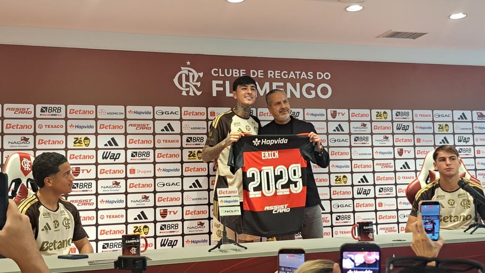 Pulgar é homenageado pela renovação de contrato com o Flamengo — Foto: Davi Ferreira