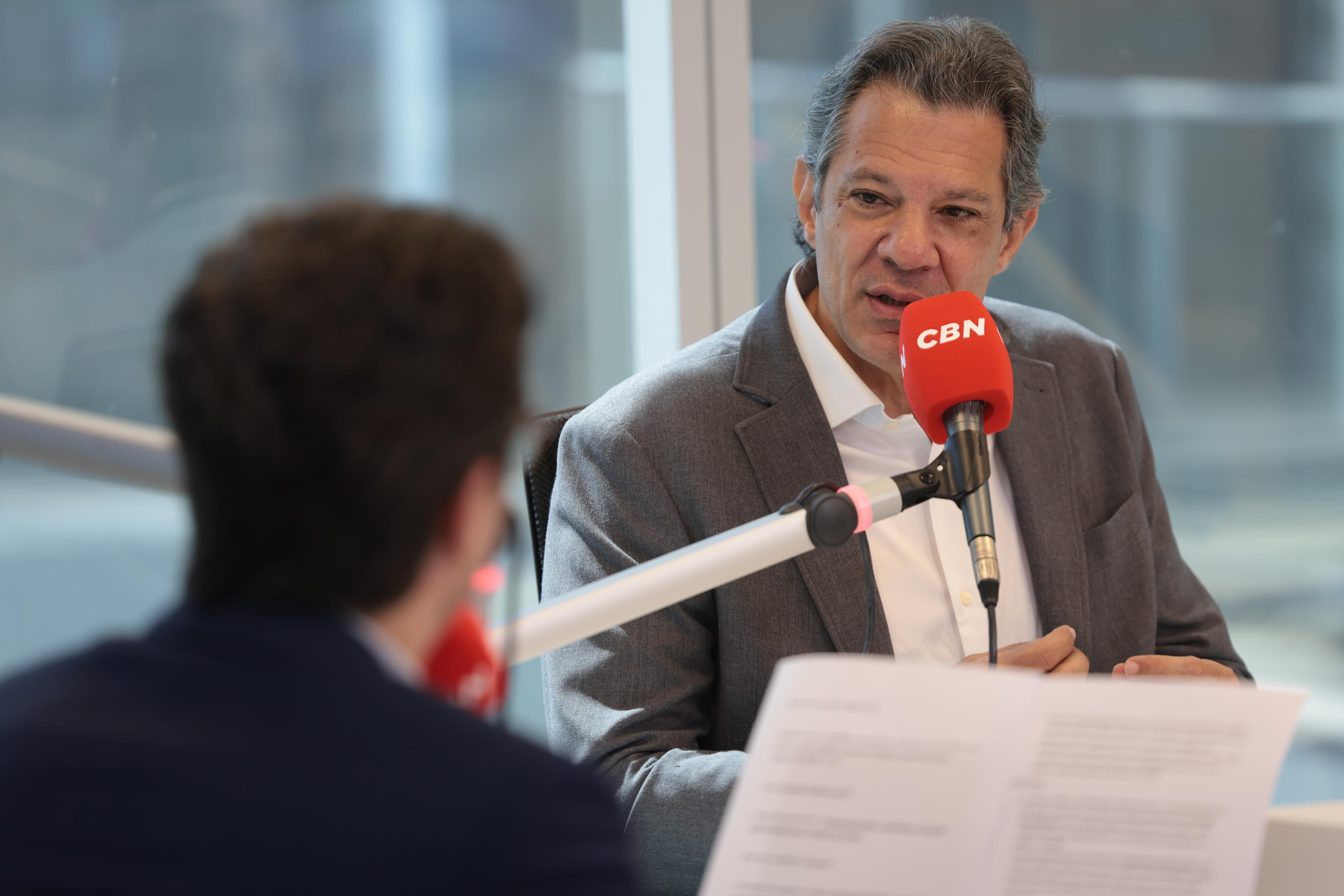 Haddad critica Flávio Bolsonaro e defende investigações em sabatina