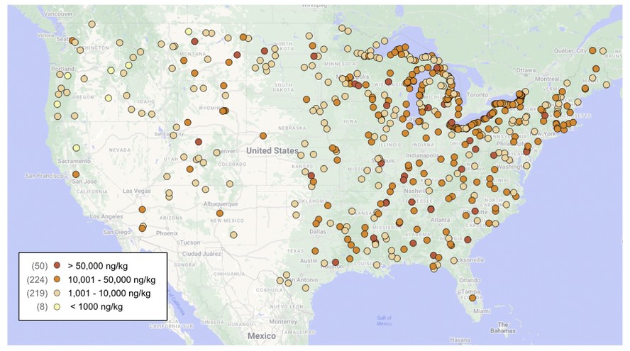 Os pontos no mapa dos EUA representam 501 locais de amostra divididos em quatro grupos com base na concentração total de PFAS.