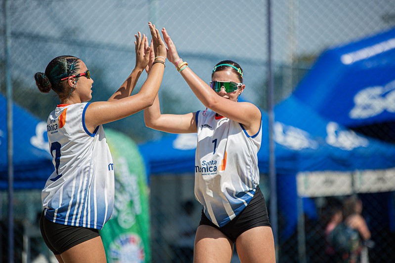 Santa Mônica Rede de Ensino conquista penta no masculino e título inédito no feminino do vôlei de praia do Intercolegial - QTU Questões do Universo