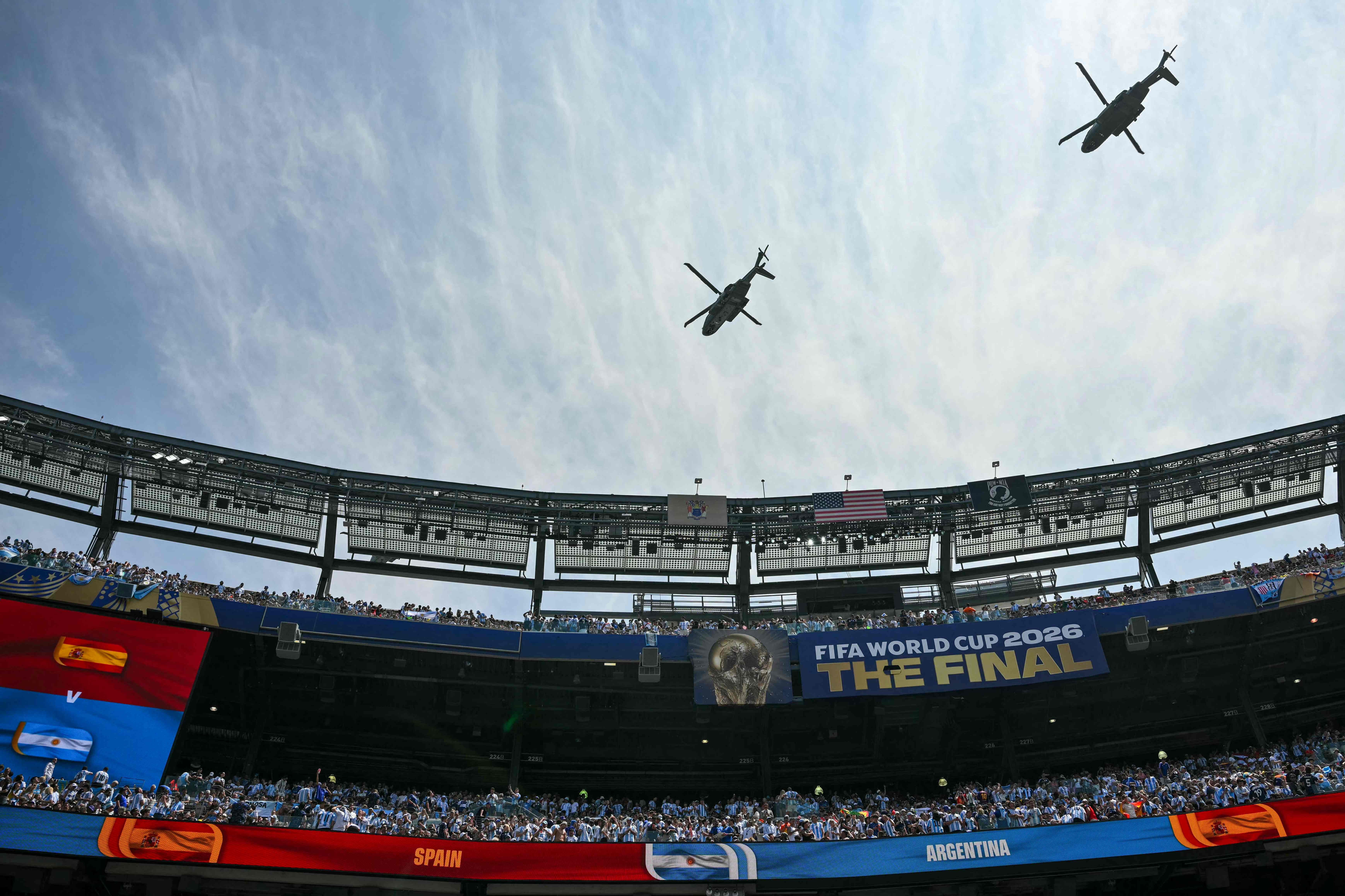Trump sobrevoa estádio da final da Copa em helicóptero oficial