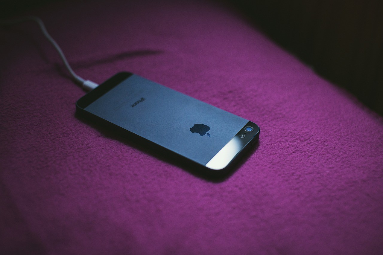 Saiba por que devemos tirar a 'capinha' de proteção do celular enquanto ele carrega