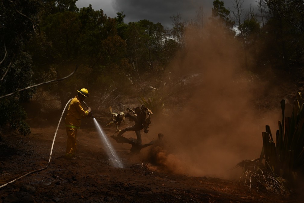 Bombeiros tentam conter as chamas que atingiram o condado de Maui, no Havaí, em meio ao desabastecimento de água — Foto: Patrick T. Fallon / AFP