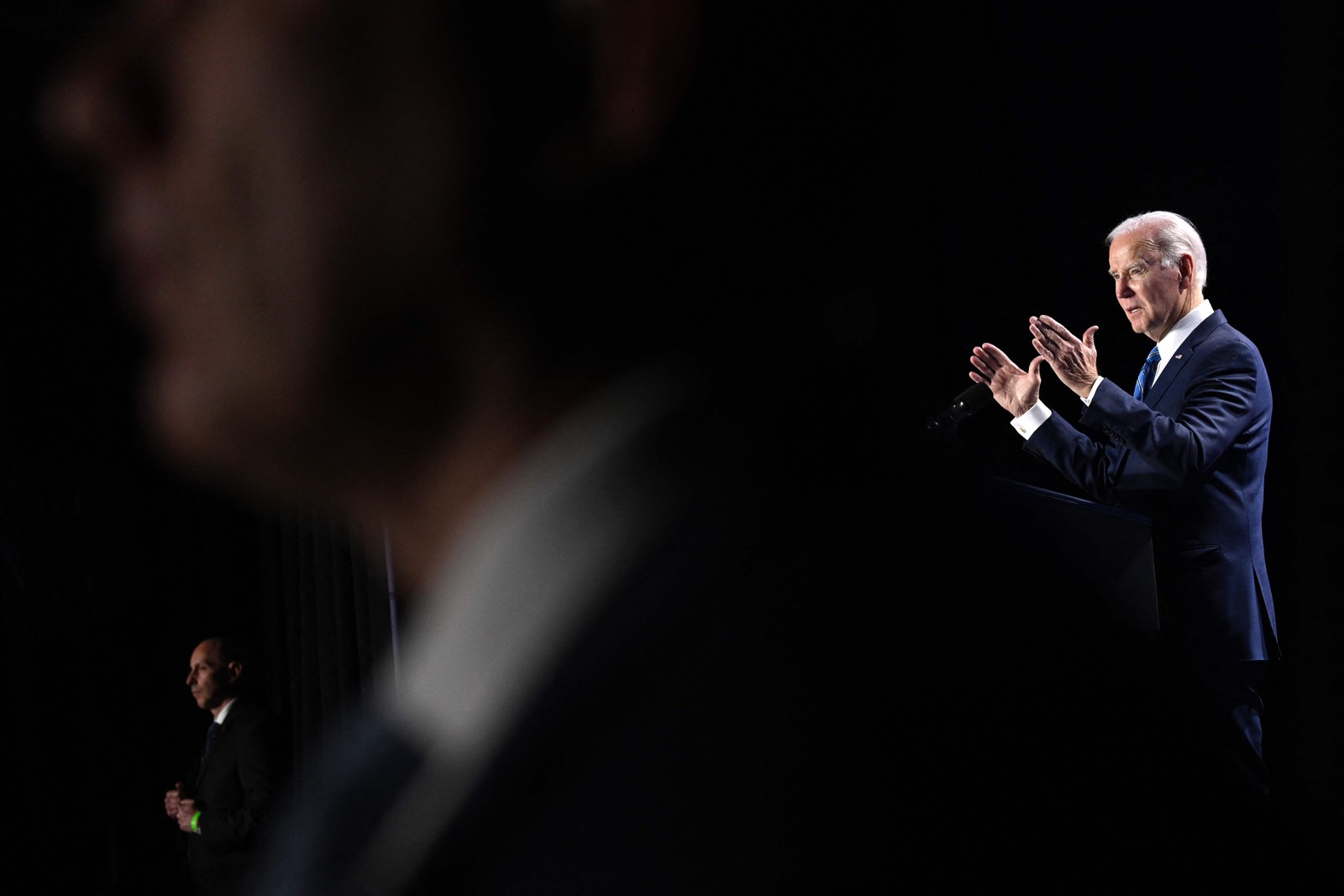 presidente dos EUA, Joe Biden, gesticula enquanto fala durante a conferência democrata em Maryland — Foto: ANDREW CABALLERO-REYNOLDS/AFP