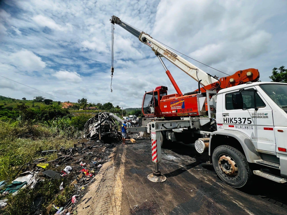 Guincho é usado para levantar ônibus em acidente que deixou ao menos 22 mortos em MG — Foto: Divulgação/Bombeiros MG
