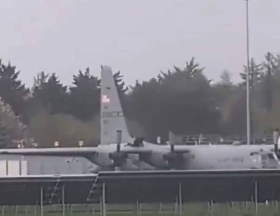 Homem é preso após dar machadadas contra avião da Força Aérea dos EUA na Irlanda; veja vídeo