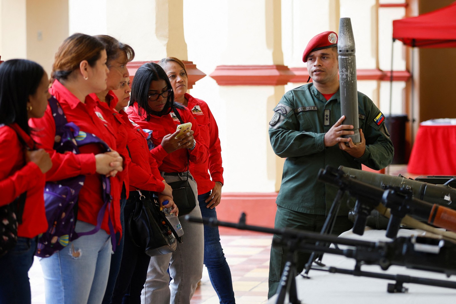Venezuela intensifica alistamento para enfrentar os EUA — Foto: Pedro Mattey/AFP